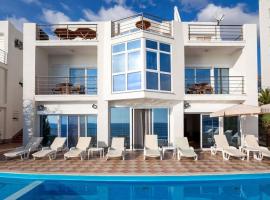 Seafront Villa with Private Pool in Dobra Voda, Montenegro，位于巴尔的酒店