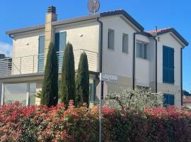 Villa I tre Cipressi，位于利多迪卡马约雷的酒店