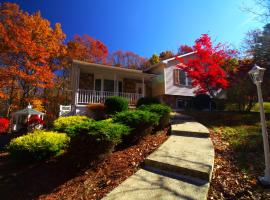 Stunning Poconos Villa- Hot Tub, Pool, Game Room, BBQ & more，位于东斯特劳兹堡的酒店