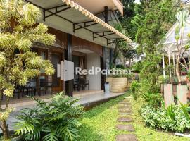 Javenir Hotel Tawangmangu Mitra RedDoorz，位于Karanganyar的酒店