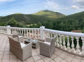 Belle maison campagnarde avec terrasses et véranda