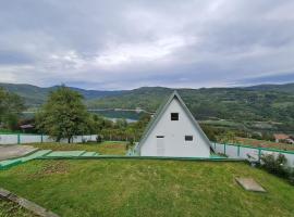 Green House with Lake View，位于佩鲁恰茨的度假短租房