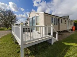Lovely Caravan With Decking For Hire At Breydon Water In Norfolk Ref 10009b