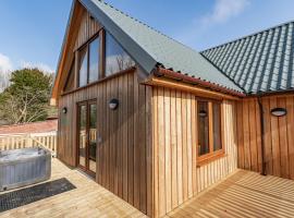 Kestrel Lodge 2 with Hot Tub，位于牛顿斯图尔特的酒店