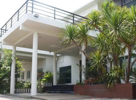 Beautiful Villa Locate in Heart of Lat Phrao，位于Ban Song Krathiam的酒店