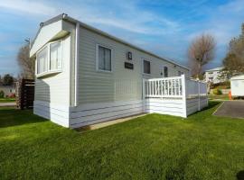 6 Berth Caravan With Decking At Felixstowe Beach Holiday Park Ref 55038ow，位于Walton的豪华帐篷营地