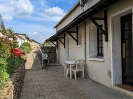 Au chalet d'Illiers Combray, grand jardin arboré，位于伊利耶的酒店