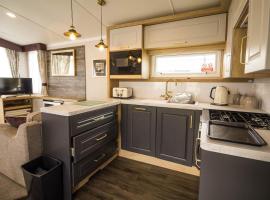 Modern Caravan At Caldecott Hall With Decking In Norfolk, Sleeps 8 Ref 91068c，位于大雅茅斯的酒店