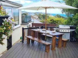 3 Bedroom Bungalow with great Sea Views, Private Hot Tub & Gardens，位于佩恩顿的乡村别墅