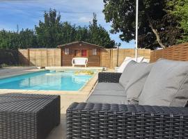 Studio meublé avec piscine partagée，位于La Ferté-Gaucher的酒店