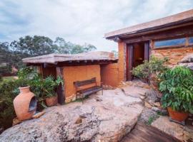 Habitación Ecottage - REFUGIO LA ROCA，位于洛斯桑托斯的酒店