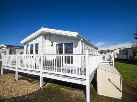 Beautiful 4 Berth Lodge With Decking At Manor Park In Hunstanton Ref 23038c，位于亨斯坦顿的酒店