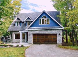 Lakeview Cottage with Private Swimming Pool，位于Bobcaygeon的酒店