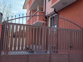 Китанови- стаи за гости，位于斯利文的酒店