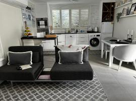 Luxury Boutique Self-Contained Private Granny Flat，位于Ormeau的酒店