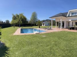 Villa LA PERLA con piscina privada，位于Parbayón的别墅