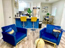 NEW! close to Downtown, Malls & Premium Outlets, with Balcony，位于韦斯拉科的酒店