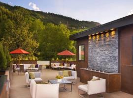 Luxury 2 Bedroom Downtown Aspen Vacation Rental With Access To A Heated Pool, Hot Tubs, Game Room And Spa，位于阿斯潘的酒店