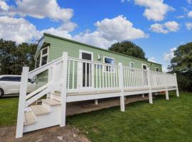 Great 8 Berth Caravan For A Staycation In Clacton-on-sea Ref 26436e，位于滨海克拉克顿的酒店