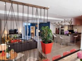 Dinard : loft de 175 m² - à 150 m de la plage，位于迪纳尔的酒店