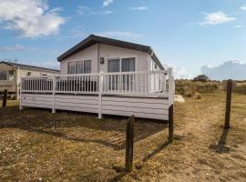 Beautiful 8 Berth Lodge For Hire At Kessingland Beach In Suffolk Ref 90012td，位于Benacre的山林小屋