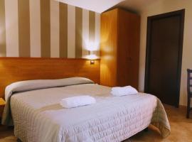 Hotel Piscina La Suite，位于Prossedi的带停车场的酒店