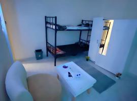 MBZ - Nice Bed Space "MEN"，位于阿布扎比达尔玛购物中心附近的酒店