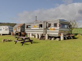 2 x Double Bed Glamping Wagon at Dalby Forest，位于斯卡伯勒的酒店