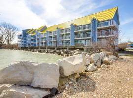 Waterfront Middle Bass Condo with Lake Erie Views!，位于普廷贝的度假短租房