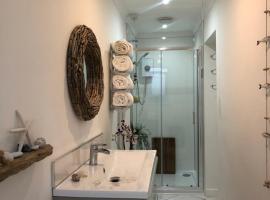 Ocean Drive Boutique Apartment continental Breakfast & Tray，位于布里恩的酒店