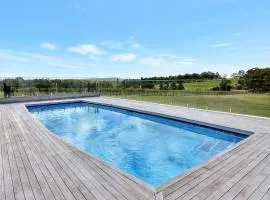 Palmers Lane On Vineyard 5br Homestead with Pool