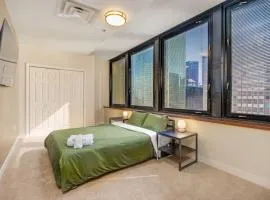 Luxe City Views in DT Pittsburgh 24-7 Valet Gym Lounge Roku