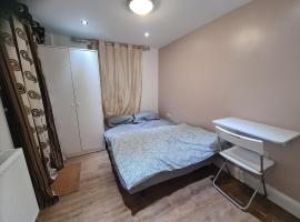 Amazing 1 bed flat near Heathrow，位于Feltham的酒店