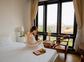 SeaColor Beachstay Danang Hotel by Haviland，位于岘港的酒店