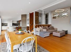 Spectacular Views - 4 Bedroom House - Free Parking - Free WIFI，位于桑迪湾的酒店