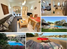 2 Bedroom Condo, with Pool, and Beach & Lagoon Access，位于赫尔格达的酒店