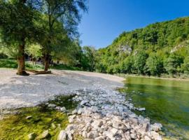 Cottage near river Kolpa, vineyards,top location.，位于Adlešiči的酒店