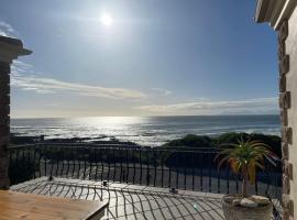 Casa Balena - Gansbaai seafront accommodation, back-up power，位于干斯拜的酒店