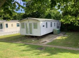 Beautiful 6 Berth Caravan With Wifi In Hampshire Ref 81337sb，位于米尔福德昂西的豪华帐篷营地