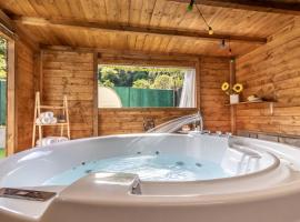 Luxury Summer House，位于斯培西亚的带按摩浴缸的酒店