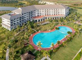 Melia Vinpearl Cua Hoi Beach Resort，位于格卢市社的度假村