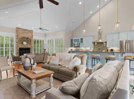 Grand Home on 10 Acres in Surf City w/Private Pond!，位于Hampstead的酒店