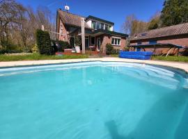 Villa in the forrest of Amsterdam with Pool，位于费尔森-需德的度假短租房