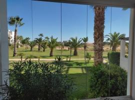 Luxury South Facing Golf Course Apartment & Pool in Roldan，位于Las Pedreñas的酒店