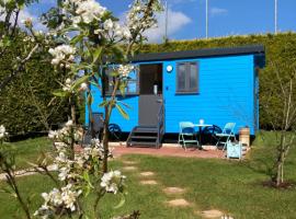 Atlantic Way Shepherd Hut，位于莫维尔的海滩短租房