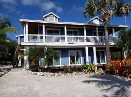 Beautiful Island Villa - Beach Access on Private 2 Acres，位于Moss Town的带停车场的酒店
