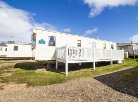 6 Berth Caravan For Hire With Decking At Manor Park In Norfolk Ref 23017s，位于亨斯坦顿的露营地