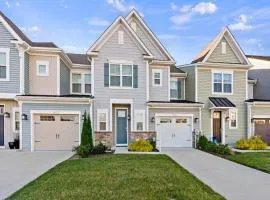 Modern Townhouse with Pool Gym & Tennis Near Beach