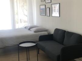 Studio refait à neuf avec jardin Aigues Mortes，位于艾格-莫尔特的自助式住宿