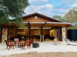 The Camp Blanco by Lodgewell - Riverfront retreat 2 Homes, Bunk House, Game Room & more